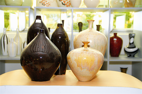 Vases en céramique blanche, autre produit typique du village de Biên Hoà.