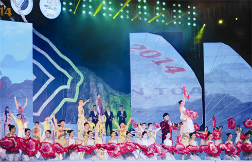 Depuis 2007, le Carnaval de Ha Long est devenu un produit touristique et culturel propre à la province de Quang Ninh.