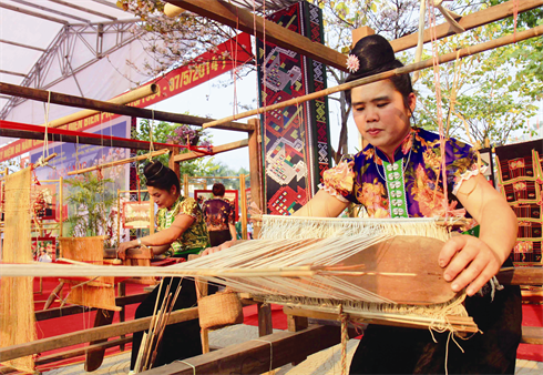 Le tissage, un métier traditionnel des Thai de Diên Biên.