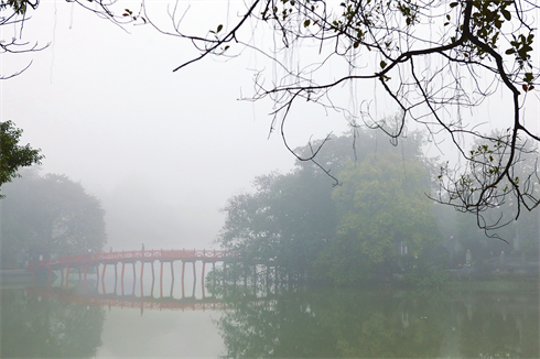 Le pont Thê Huc (Soleil levant) tantôt apparaît, tantôt disparaît dans les nappes de brouillard. 