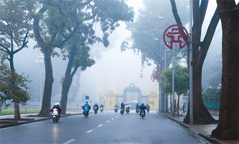 La route qui longe le mau solée du Président Hô Chi Minh est humide    en raison du brouillard.