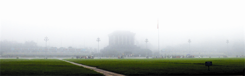Les alentours du mausolée du Président Hô Chi Minh dans la brume matinale.    