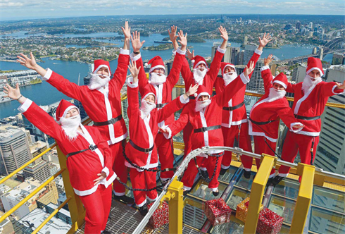 Un groupe de pères Noël australiens ont pris l’initiative de remettre des cadeaux aux enfants sur la tour Eve Skywalk, le plus haut gratte-ciel de Sydney. 