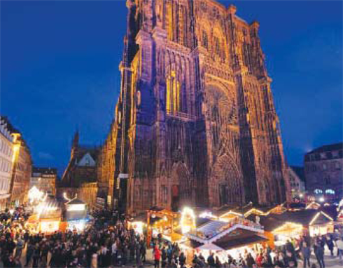 Marché de Noël autour de la Cathédrale Notre Dame de Strasbourg (France). 