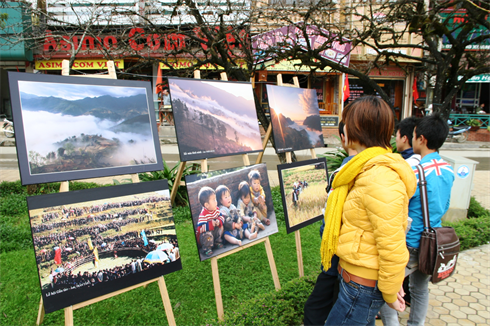 Les visiteurs sont venus nombreux à l’exposition de photos «Sa Pa - lieu de rencontre du Dieu et de la Terre»