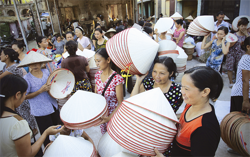 Le marché du village de Chuông se tient tous les 4e, 10e, 14e, 20e, 24e et 30e jours du mois lunaire. Il attire de nombreux vendeurs, acheteurs et aussi touristes.    