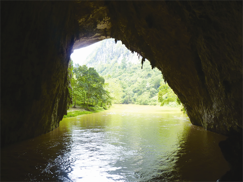 La petite grotte immergée de Puong.