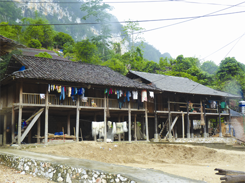 Au village de pêcheurs de Pac Ngoi, au cœur de Ba Bê. On y trouve de nombreuses nhà nghi, des chambres chez l’habitant.