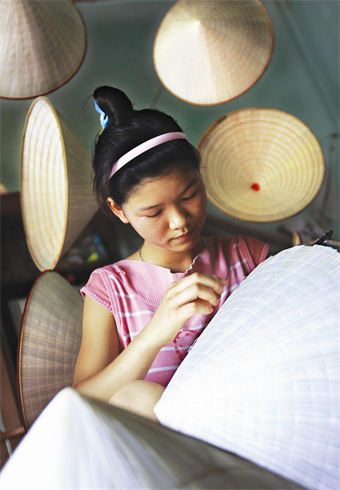 L’étape de couture du chapeau conique est de loin la plus délicate. Elle requiert savoir-faire et précision. 
