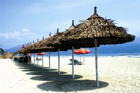 Les parasols en feuilles de cocotier changent la physionomie de la plage My Khê, à Dà Nang (Centre)    