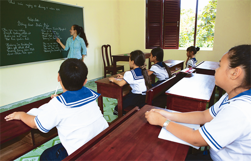 Nhung enseigne aux élèves de niveaux différents (1re à 4e classes) qui partagent la même salle de classe.