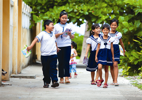 Des enfants joyeux sur le chemin de l’école.