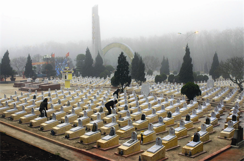 Un coin du cimetière des morts pour la Patrie de Truong Son, province de Quang Tri (Centre). Anh TuânVNA/CVN    