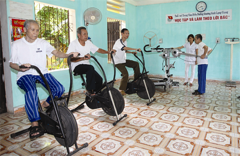 Des blessés de guerre de la province de Bac Giang (Nord) font des exercices de rééducation fonctionnelle. Quôc Khanh/VNA/CVN    