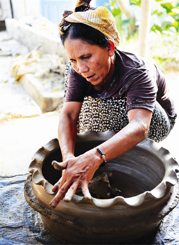 Les femmes Cham n’utilisent pas de tour de potier, seulement leurs mains.
