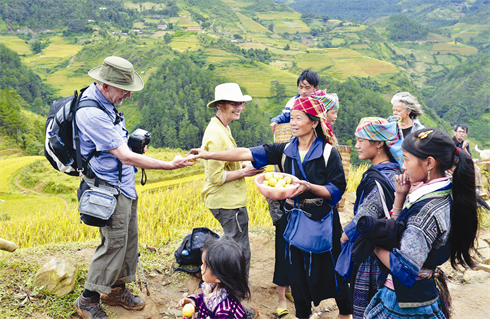 Des touristes étrangers avec des habitants du village de Pù Nhung. 