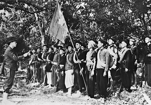 En décembre 1944, le Président Hô Chi Minh confie au général Giap la mission de fonder la Brigade de propagande et de libération du Vietnam (ancêtre de l’Armée populaire vietnamienne). Le 22 décembre 1944, à Cao Bang, se tient la cérémonie de création de cet organe composé de 34 militants membres placés sous la direction directe de Vo Nguyên Giap (1er à gauche).