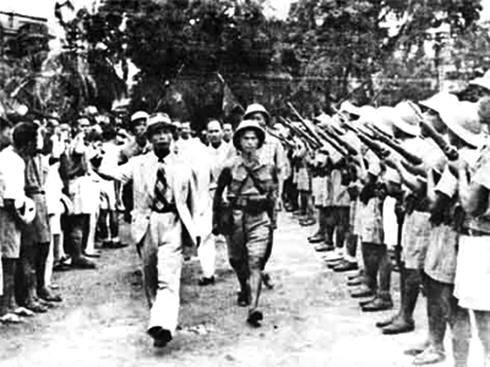 Fort du succès de la Révolution d’Août, Vo Nguyên Giap (centre), à la tête de l’armée, organise le 26 août 1945 une première parade militaire à Hanoi au moment où le pouvoir revient aux mains du peuple.    