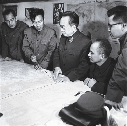 En 1972, le général Giap (centre) approuve au QG de l’Armée de défense    anti-aérienne le plan d’attaque contre les B52 utilisés par l’armée américaine lors des bombardements à Hanoi.