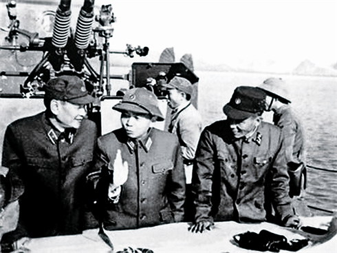 Lors de sa patrouille des zones maritimes de Quang Ninh après la bataille de destruction des mines sous-marines en 1973, le général Giap (centre) affirme la détermination du Vietnam de défendre l’intégralité de la mer et des îles étant sous sa souveraineté.