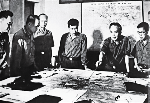 Entre décembre 1974 et janvier 1975, le Politburo du Parti communiste vietnamien prend la décision de mener une offensive générale pour la libération totale du Sud. Le général Giap (2e à droite) est l’un des membres de la permanence de l’État-major général. Dans son télégramme secret adressé aux troupes militaires qui s’approchent de Saigon, le général Giap a écrit : «Thân tôc, thân tôc hon nua. Tao bao, tao bao hon nua ! (Il nous faut agir avec la rapidité de l’éclair. Toujours plus vite, toujours plus d’audace !)    