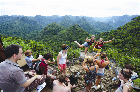 Touristes sur le mont Ngu Lâm, 322 m d’altitude, point culminant de l’île de Cat Bà.