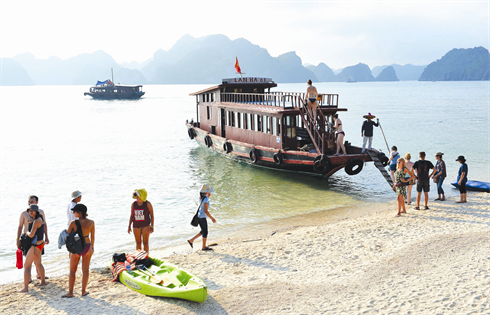 Touristes débarquant sur l’île aux singes, en baie de Lan Ha.