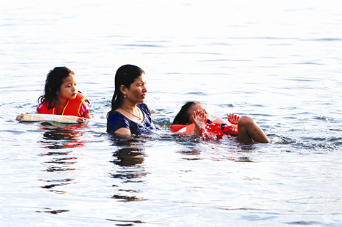 Les mères surveillent constamment les enfants qui apprennent encore à nager. 