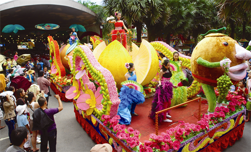 Un défilé sur un chariot de fruits.    