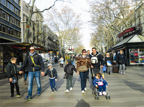Touristes à La Rambla, l’emblématique avenue de Barcelone.