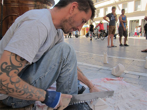Steph Bosano, un sculpteur de rue expose quotidiennement ses œuvres d’art sur la place de la Comédie. 
