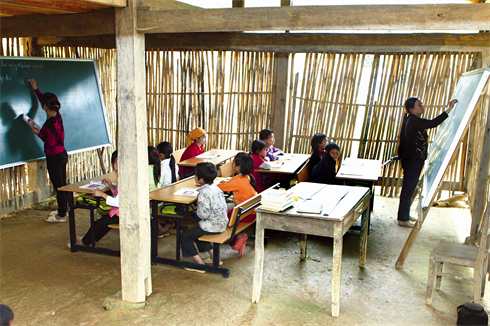 Deux classes simultanées, faute de places, pour les élèves de CM1 et CM2, (école de Sam Kha, commune de Hông Tri, district de Bao Lac).    