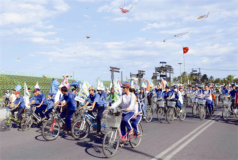 Défilé à vélo sur le thème «Nha Trang - ville sans tabac», le 9 juin. 