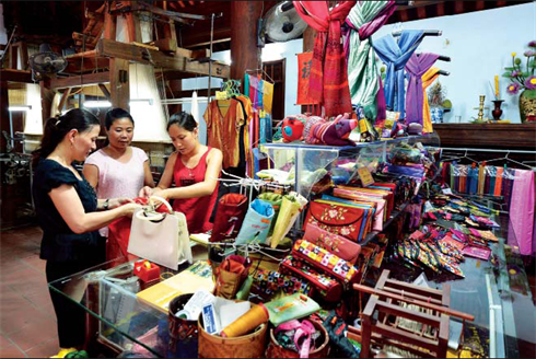 Un large éventail de produits en soie est à la disposition des clients : sacs, vêtements, foulards, robes, portefeuille.