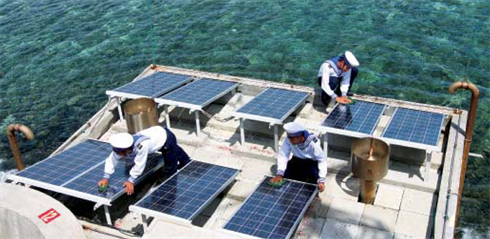 Les panneaux solaires installés sur presque toutes les îles de l’archipel approvisionnent en électricité les soldats et les habitants locaux.    