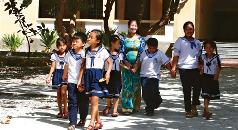 L’institutrice Bùi Thi Nhung et ses élèves sur l’île de Truong Sa Lon.