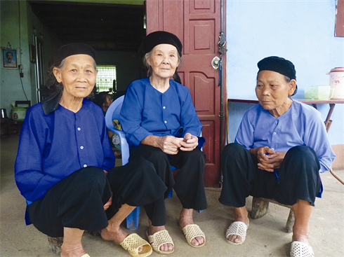 Des vieilles dames Nùng en ao bà ba, la chemise traditionnelle qui n’est plus portée aujourd’hui que dans les campagnes. 