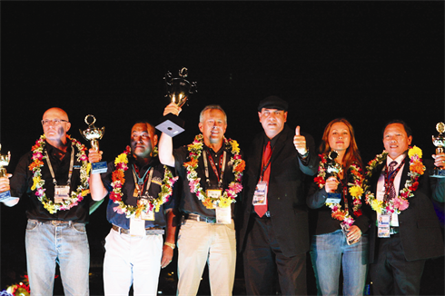 Les représentants des équipes reçoivent le prix du comité d’organisation du DIFC 2013.