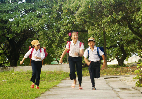     Les élèves de la commune de Song Tu Tây sur le chemin de l’école.    