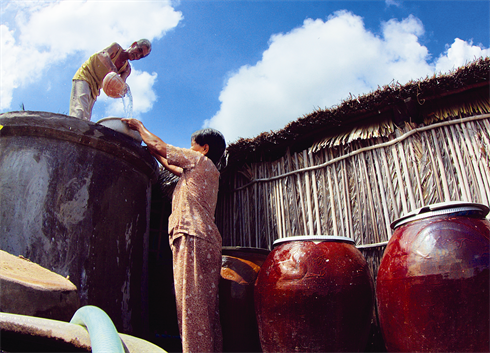 Les habitants utilisent de grandes jarres en terre cuite pour stocker l’eau de pluie et disposer de réserves d’eau douce.    .    