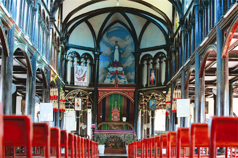 D’une superficie de plus de 700 m², l’église arbore des décorations sculptées en bois précieux.