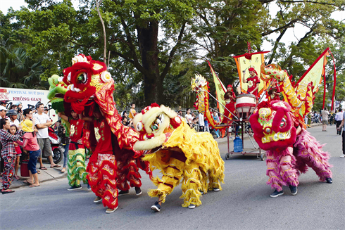 La danse du lion dans le cadre du festival de rue baptisé «Héritage et couleurs culturelles». 