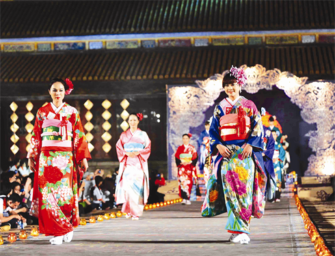 Le programme artistique «La nuit orientale» valorise la beauté des habits traditionnels des pays participants.    