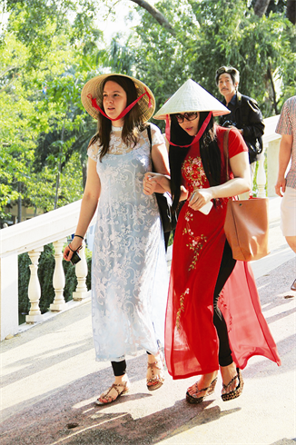 Les touristes étrangères aiment aussi porter l’áo dài.