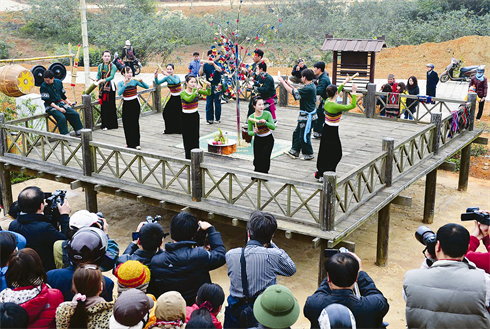La Fête Cha Chiêng de l’ethnie Thai, dans la province de Hoà Binh (Nord).    La danse des perches de l’ethnie Lô Lô, dans la province de Hà Giang (Nord).    