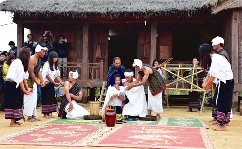 Le rite de «capture du marié» des Chu Ru, dans la province de Lâm Dông (hauts plateaux du Centre).