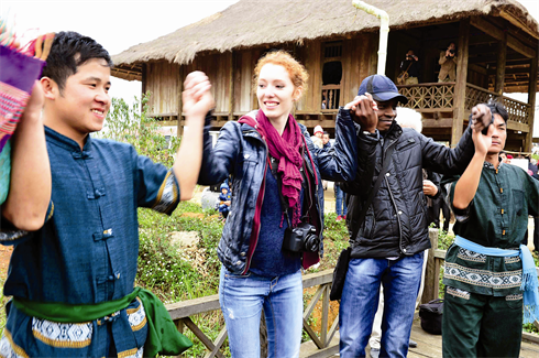 Des touristes de diverses  nationalités partagent la joie communicative des Thai, dans la province de Hoà Binh (Nord).    