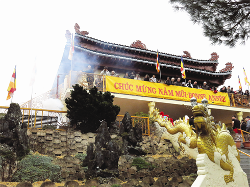 La pagode Thiên Minh est située à flanc de colline, au bord d’une petite route dans un quartier résidentiel, près de Lyon. 