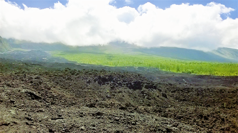 Le piton de la Fournaise, qui culmine à 2.632 m d’altitude, est un volcan actif.    