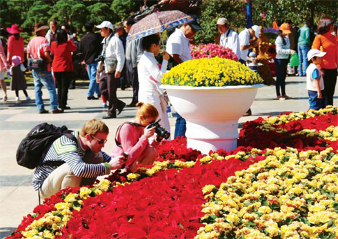Les touristes immortalisent des moments dans la ville des floralies de Dà Lat.